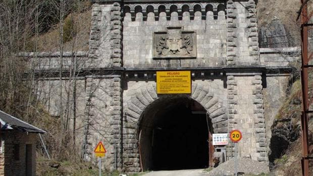 Boca del túnel de Canfranc en el lado español. Lleva en desuso desde 1970