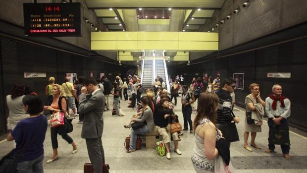 Usuarios de Metrovalencia en la estación de Colón