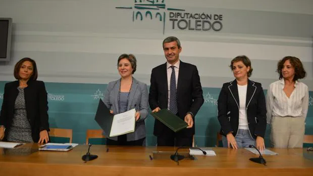 Araceli Martínez y Álvaro Gutiérrez, en el centro, tras la firma del convenio