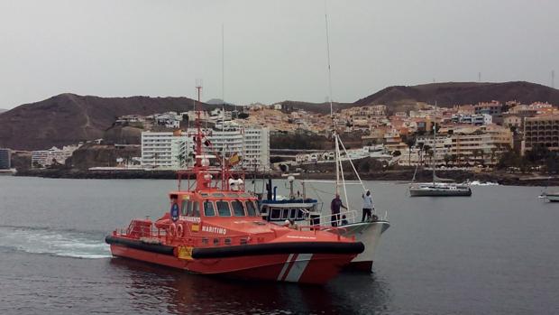 Embarcación de Salvamento Marítimo patrullando por el Mediterráneo