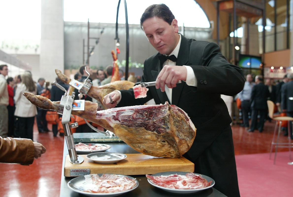 Un profesional demostrando su destreza como cortador de jamón, con un pernil de la D.O. Teruel