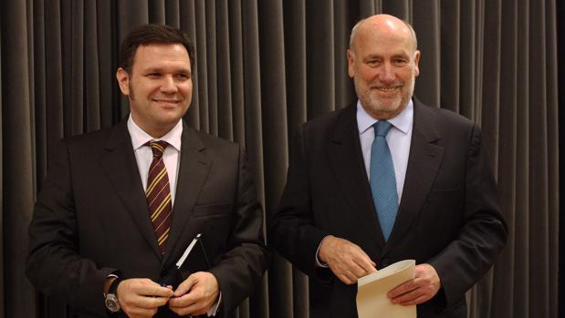 Molins, a la derecha, junto al director general del Liceu, Roger Guasch