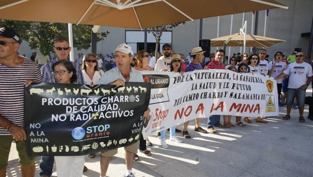 Manifestación de la plataforma «Stop Uranio» a las puertas de la pasada edición de Salamaq