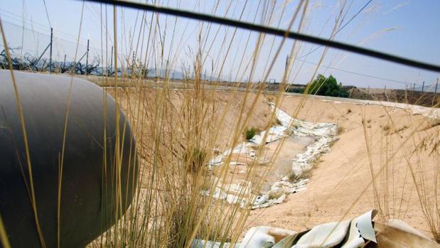Acequia de riego seca en la cuenca del Segura en Alicante