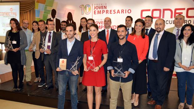 Los tres primeros galardonados, junto al resto de premiados, los responsables de AJE y la alcaldesa de Ciudad Real