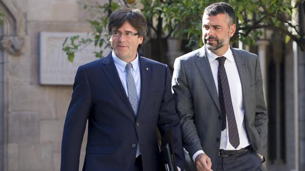 Santi Vila, consejero de Cultura de la Generalitat, junto al presidente Puigdemont