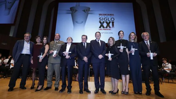 Imagen de Guillermo Zarranz y Ximo Puig con los premiados