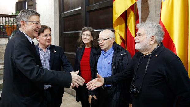 Imagen de Puig tomada este viernes junto a los familiares del Batallón Lincoln