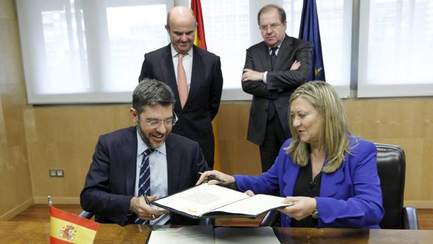 Alberto Nadal y Pilar del Olmo en la firma del convenio marco para el impulso de las comarcas mineras, con la presencia del Luis de Guindos y Juan vicente Herrera.