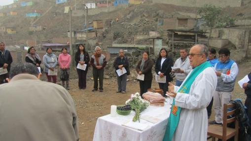 Celebración oficiada por José María Rojo en un cerro en las Barriadas del Sur de Lima, distrito Villa Mª del Triunfo