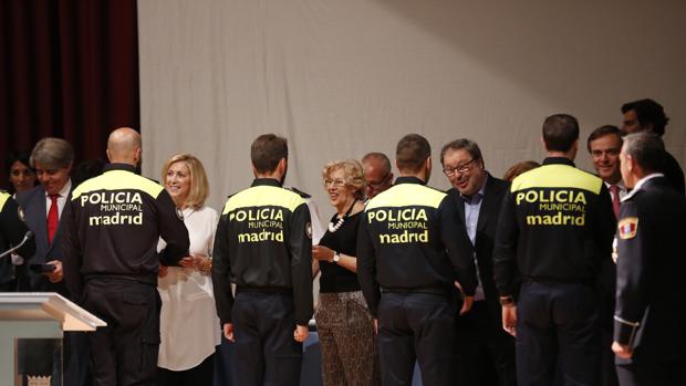 Varios policías en un acto con representantes políticos madrileños