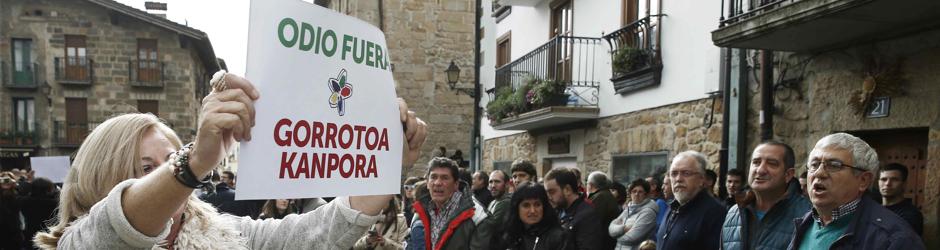 Consuelo Ordóñez defiende con pancartas la presencia de la Guardia Civil en Alsasua