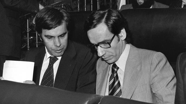 Felipe González y Alfonso Guerra, fotografiados en 1977