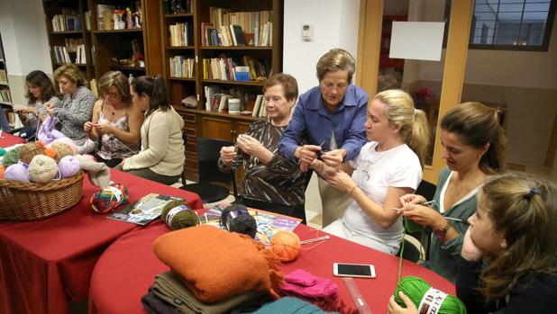 «Tejer por Siria»: un taller de confección de ropa de abrigo para enviarla a los refugiados desde Valencia