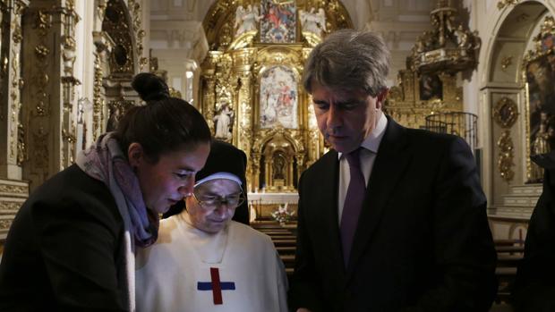Concluye la restauración del retablo mayor de la iglesia de Las Trinitarias