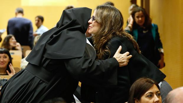Mónica Oltra saluda a una religiosa en un acto celebrado este martes en Valencia