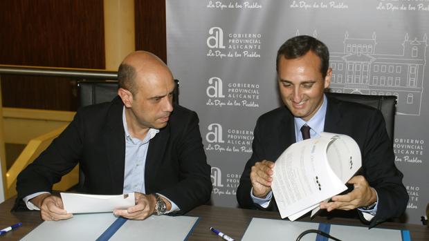 Imagen de Gabriel Echávarri,y César Sánchez durante la firma del convenio