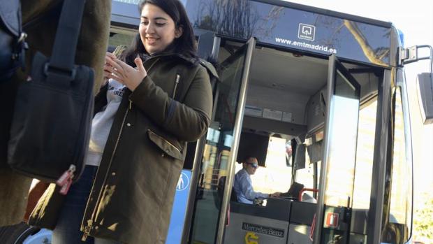 Viajeros se suben a un atuobús de la EMT