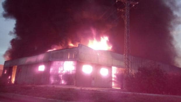 Las llamas del incendio que afecta a tres naves de Benimuslem
