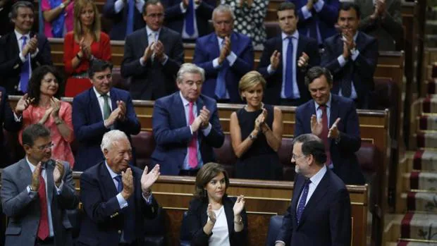 Rajoy es aplaudido en el Congreso por su grupo del PP