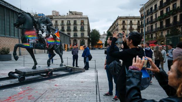 La estatua ecuestre de Franco, justo antes de ser retirada el pasado viernes
