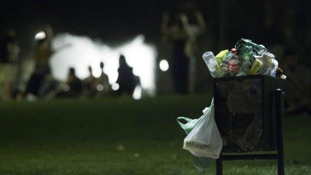 Los restos de un botellón en el Templo de Debod