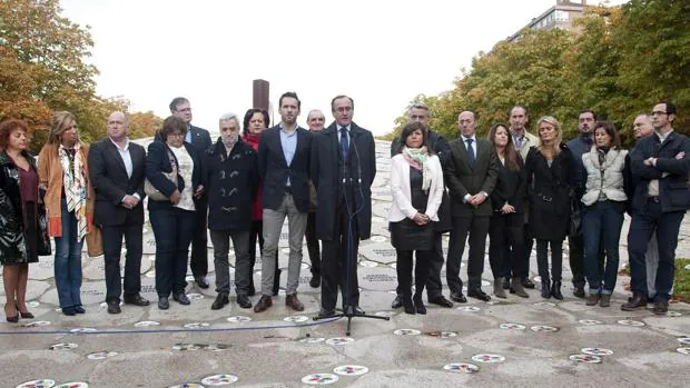 El presidente del PP vasco, Alfonso Alonso, preside el homenaje de los populares a las víctimas del terrorismo