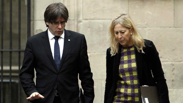 El presidente Puigdemont junto a la consejera Munté, esta mañana en el Palau de la Generalitat