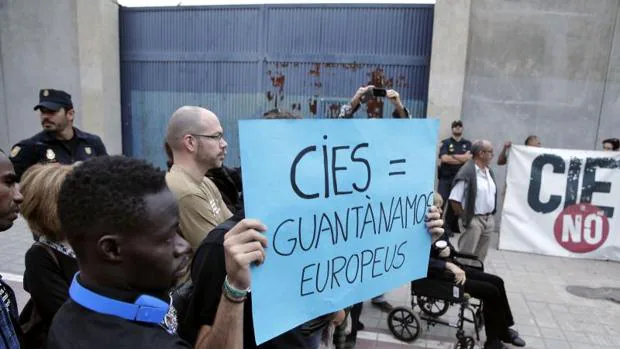 Una de las pancartas de los manifestantes, este martes en Valencia