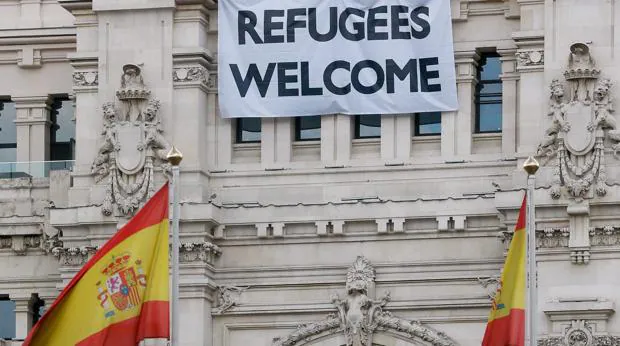 Una pancarta con la leyenda «Refugees Welcome», en la fachada del Ayuntamiento