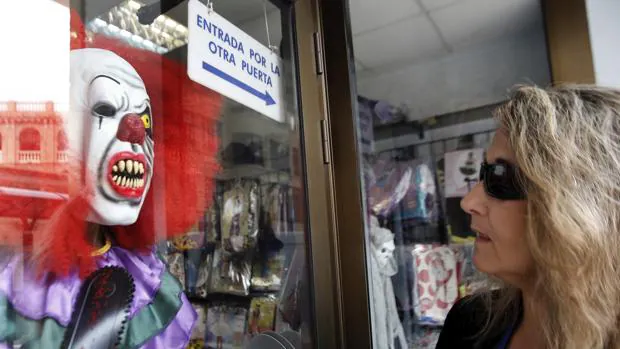 Imagen de un disfraz de «payaso diabólico» en un tienda del centro de Valencia