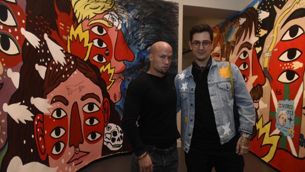 Raúl, artista interno de Quatre Camins y el ilustrador Ricardo Cavolo, en la exposición