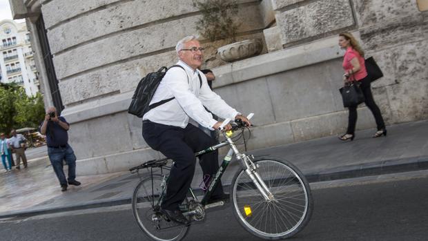 Imagen del alcalde de Valencia, Joan Ribó, en bicicleta en una imagen de archivo