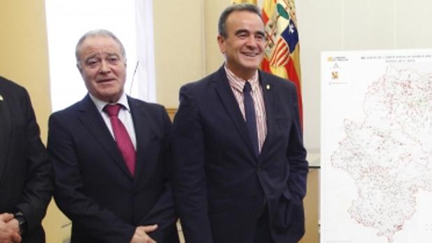 Miguel Gracia (izquierda), junto al presidente de la Diputación de Zaragoza, Juan Antonio Sánchez Quero