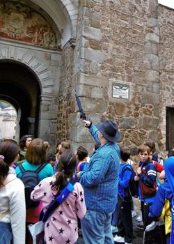 Excursionistas en el patio de la Puerta de Bisagra de Toledo