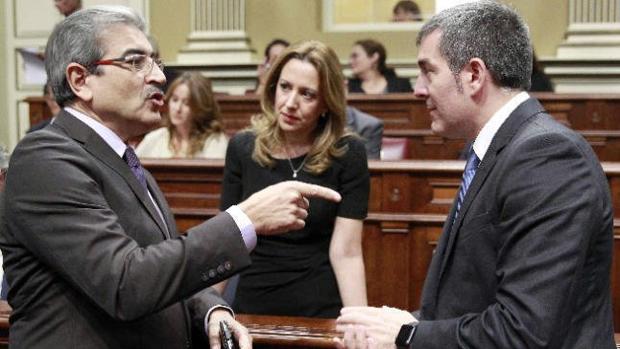 Román Rodríguez y Fernando Clavijo bajo la mirada de Rosa Dávila, titular canaria de Hacienda