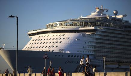 El «Oasis of the seas», el mayor barco del mundo, en el puerto de Málaga