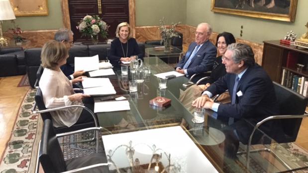 Concepción Dancausa, junto a varios miembros de la Asociación Empresarial Hotelera de Madrid.