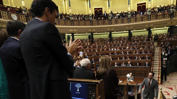 Sánchez y partidarios del «no» a Rajoy siguen el discurso de Hernando sin aplaudir