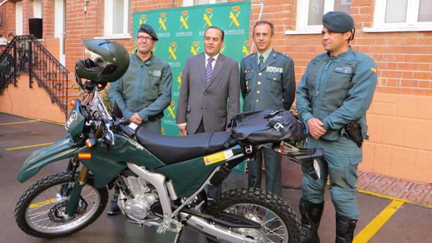 El delegado del Gobierno durante la entrega de las motocicletas al Seprona de Albacete