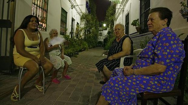 Imagen de archivo de unas mujeres tomando la «fresca» en la calle