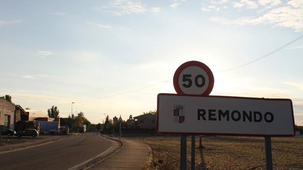 La alcaldesa y una concejala, frente al Ayuntamiento de Remondo (Segovia)