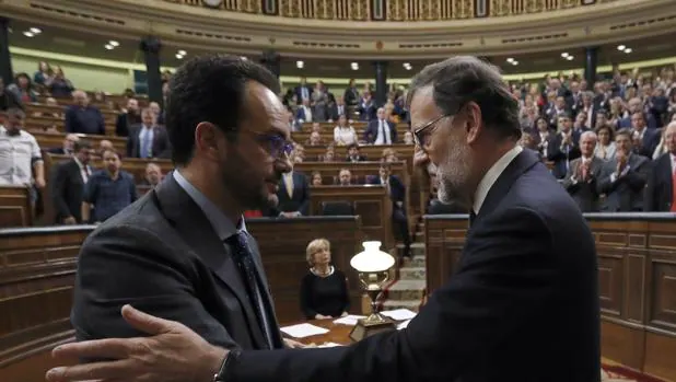 Mariano Rajoy, presidente del Gobierno, saluda a Rafael Hernando en el Congreso