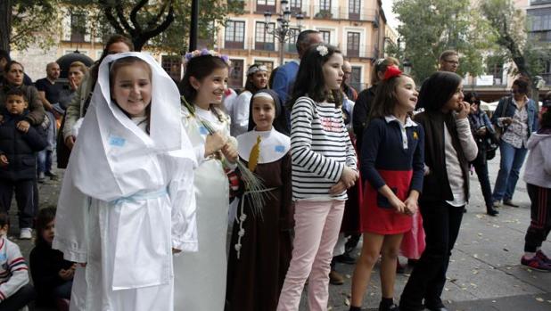 Niñas vestidas de monjas durante la celebración de «Holywins» de 2015