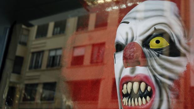 Un dizfraz de payaso diabólico expuesto en una tienda valenciana