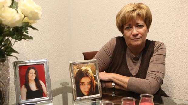 Isabel, junto a su dos hijas,;a la derecha, la fallecida