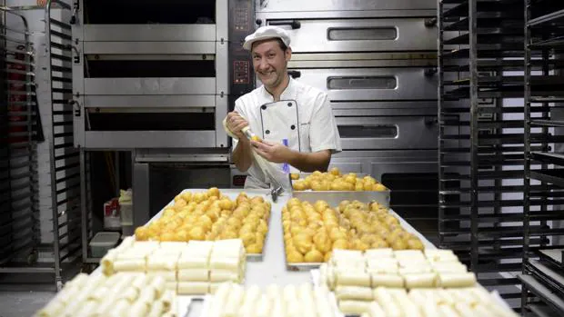 Roberto Martín Comontes, el maestro pastelero del «Riojano» en el obrador