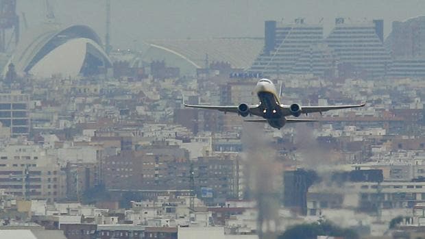 Imagen de un avión despegando del aeropuerto de Manises, Valencia