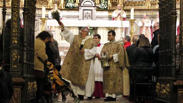 El arzobispo de Toledo, al término de una ceremonia B