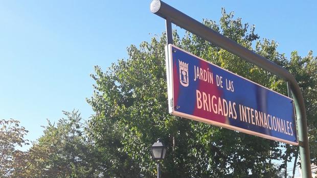Placa del jardín dedicado a las Brigadas Internacionales